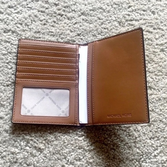 Michael Kors Monogram Passport Holder Wallet BRAND NEW - Picture 2 of 3
